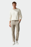 Beige chino heren - voorkant model shot