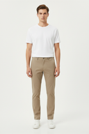 Beige Chino Model Voorkant