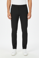 Zwarte Pantalon Model Voorkant met Schoenen